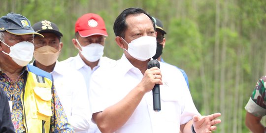 Mendagri Tito Tak Masalah Kepala Desa Dukung Jokowi Tiga Periode