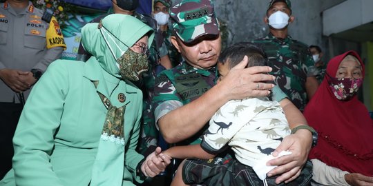 Tangis Pilu Kasad Bertemu Anak Sertu Eka yang Tewas Akibat Serangan KKB Papua