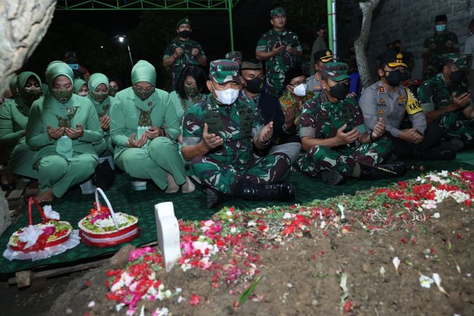 kasad dudung abdurachman saat kunjungi anak sertu eka korban kkb papua