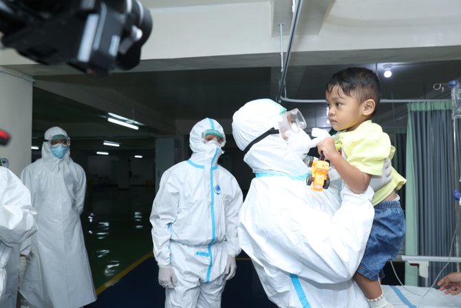 kasad dudung abdurachman saat kunjungi anak sertu eka korban kkb papua