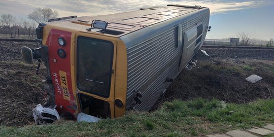 Pikup Tabrak Kereta Hingga Terguling di Hungaria, 5 Tewas