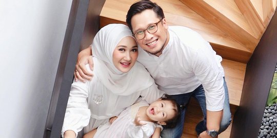 5 Potret Bahagia Keluarga Kecil Dian Pelangi, Senyum Manis Baby Rumi Bikin Salfok