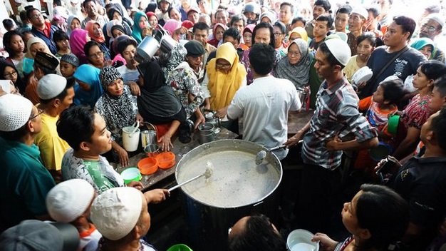 tradisi berbagi bubur di solo