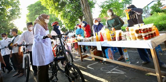 Keliling Pasar Takjil, Bupati Banyuwangi Borong dan Bagikan ke Warga