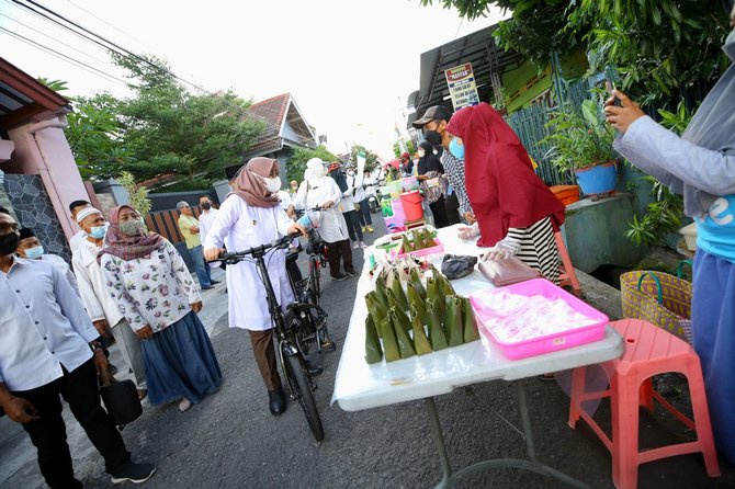 Keliling Pasar Takjil, Bupati Banyuwangi Borong Dan Bagikan Ke Warga ...