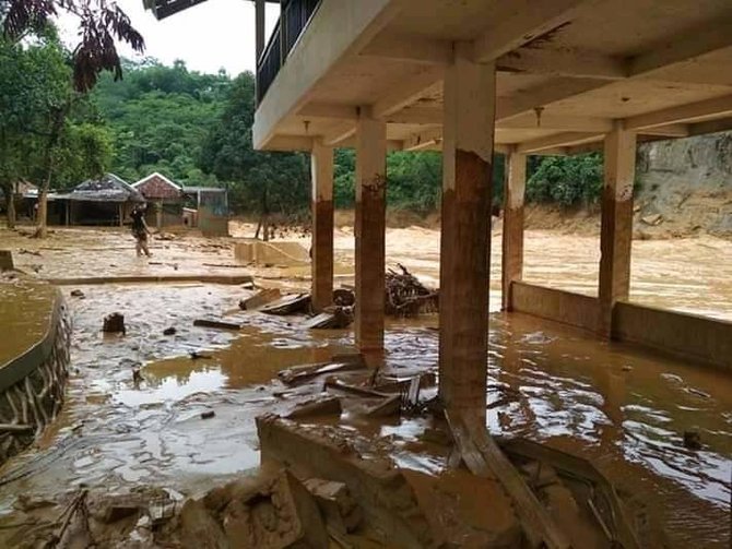 bangunan terkena banjir bandang di lebak