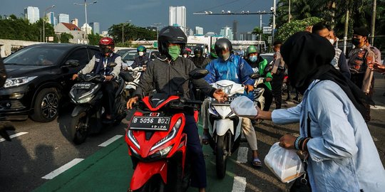 Aksi Demonstran Bagi-Bagi Takjil di Sela Demo Kasus Tambang Ilegal di DPR