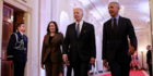 Joe Biden Dicuekin Anggota Kongres dan Staf Gedung Putih Saat Bertemu Obama