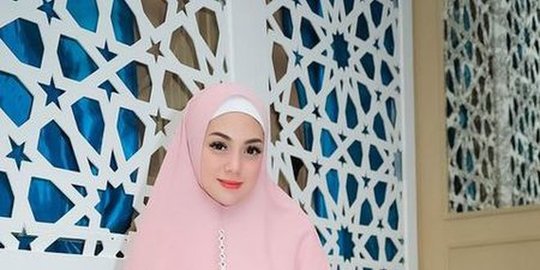 Diisukan Pindah Agama, Ini Potret Celine Evangelista Pakai Hijab