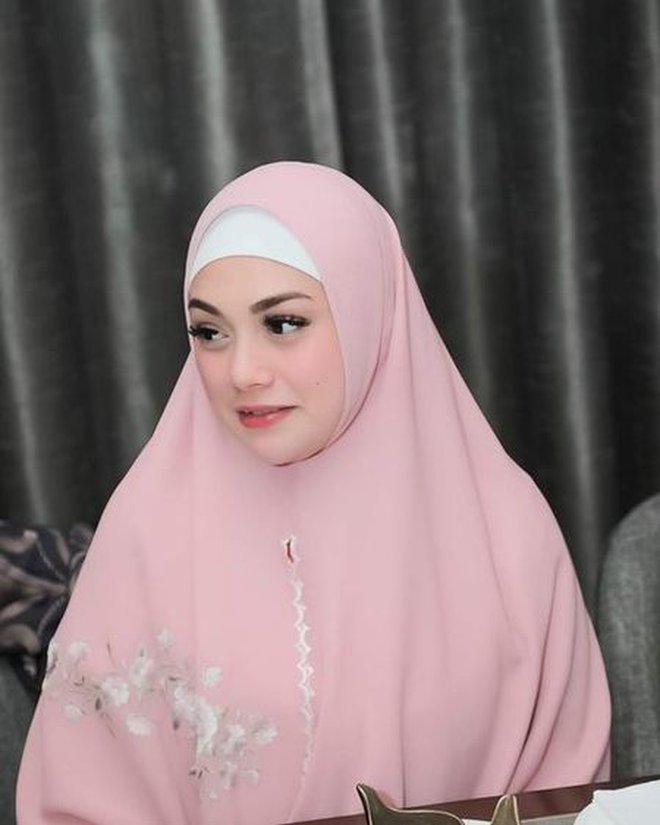 diisukan pindah agama ini potret celine evangelista pakai hijab