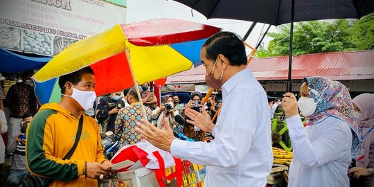 Jokowi Bagikan BLT Minyak Goreng Rp300 Ribu di Pasar Angso Duo Jambi