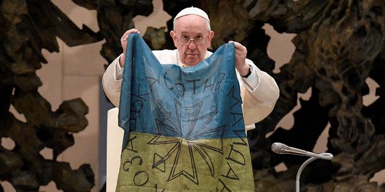 Momen Paus Fransiskus Cium Bendera Ukraina dari Tempat Pembantaian di Bucha