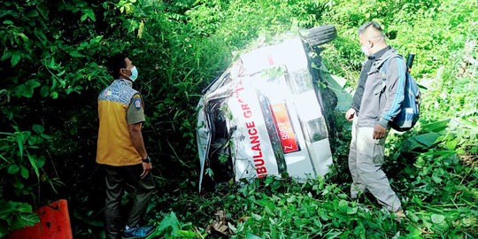 Ambulans Terjun ke Jurang di Garut, Sopir Terjebak Semalaman