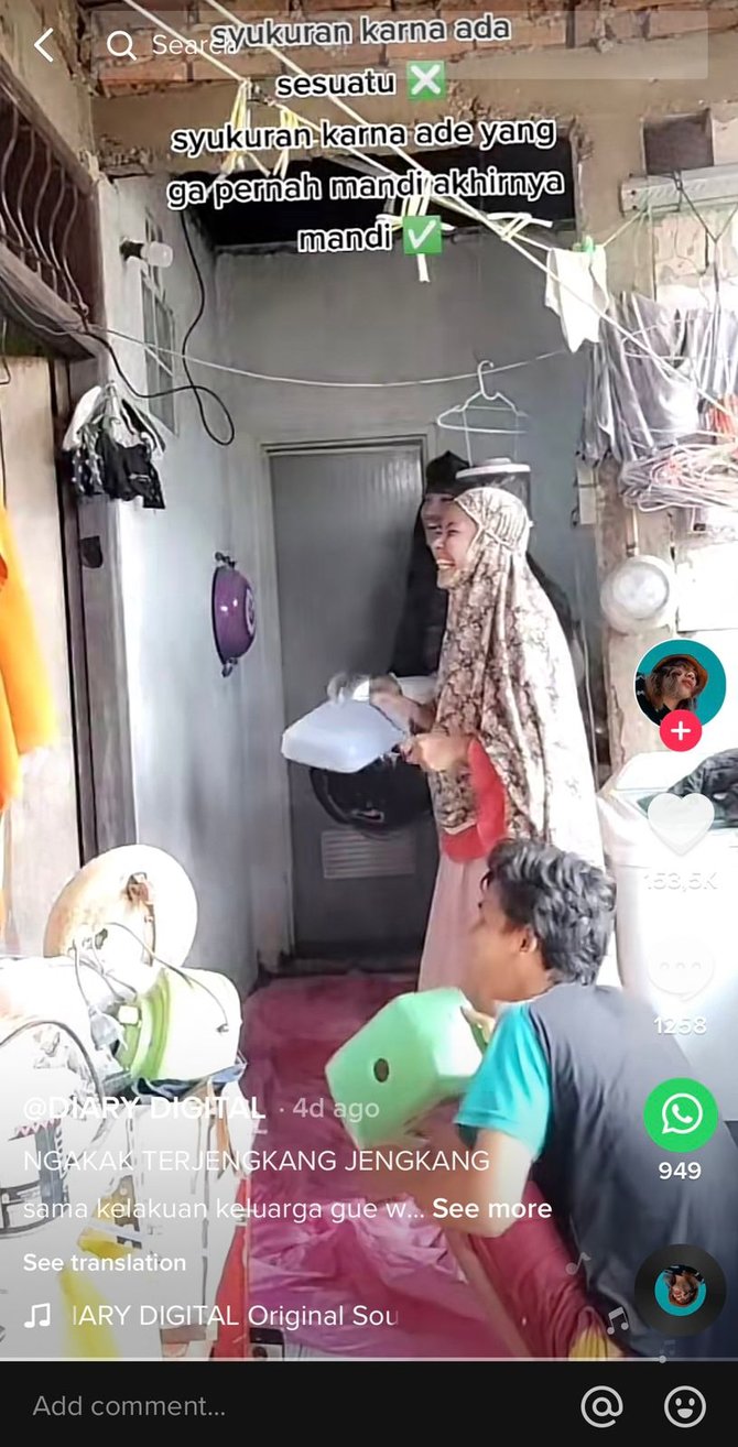 viral begini aksi kocak keluarga saat sambut anaknya keluar dari kamar mandi