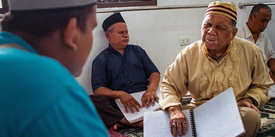 Semangat Penyandang Tunanetra Tadarus dengan Alquran Braille