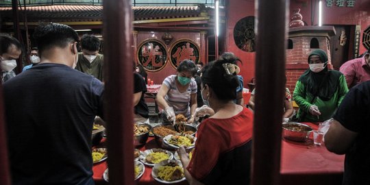 Indahnya Toleransi Berbagi Buka Puasa di Wihara Dharma Bhakti