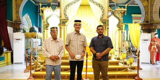 Ganjar Kagumi Istana Maimun di Medan, Sempat Beli Kopyah
