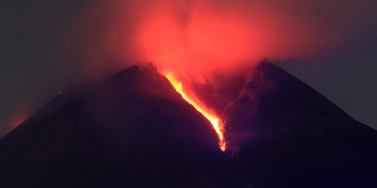 Gunung Merapi Muntahkan 13 Kali Guguran Lava Pijar Sejauh 1.800 Meter