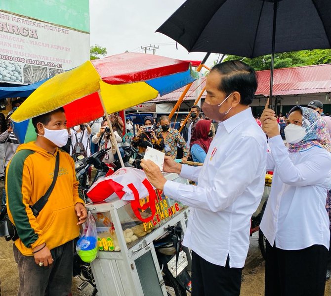 jokowi bagikan blt minyak goreng di pasar angso duo jambi