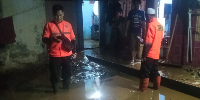 Tanggul Sungai Jebol, Ratusan Rumah Di Bandung Terendam Banjir ...