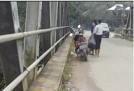 dua wanita buang sampah ke sungai