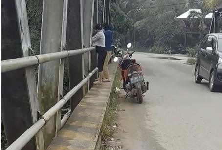 dua wanita buang sampah ke sungai