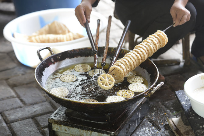 jajanan tradisional kembang goyang