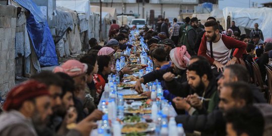 Potret Kebersamaan Muslim Suriah Berbuka Puasa di Pengungsian