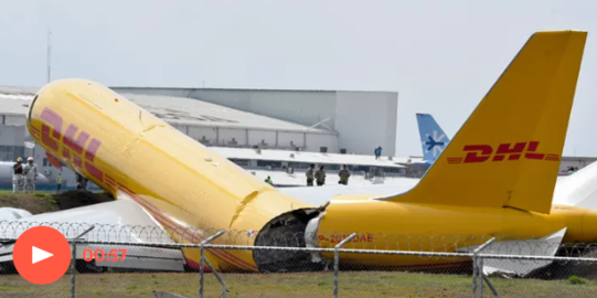 Pesawat Kargo DHL Terbelah Dua Setelah Mendarat Darurat di Bandara Kosta Rika