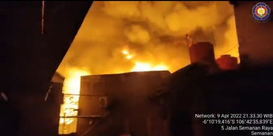 Kebakaran Hebat Melanda Gudang Cat di Duri Kosambi, 19 Unit Pemadam Dikerahkan