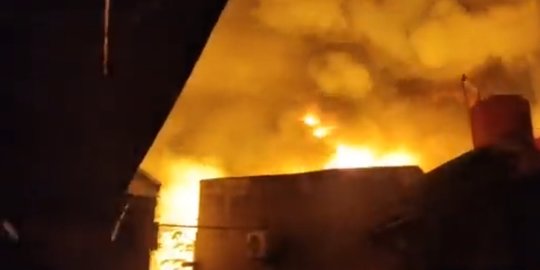 Kebakaran Gudang Tiner di Jakbar Berhasil Dipadamkan usai Api Menyala 8 Jam