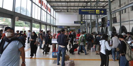 Pemudik Mulai Padati Stasiun Senen