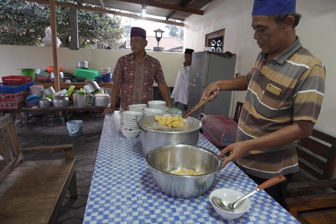 potret suasana ramadan di masjid pathok negoro plosokuning