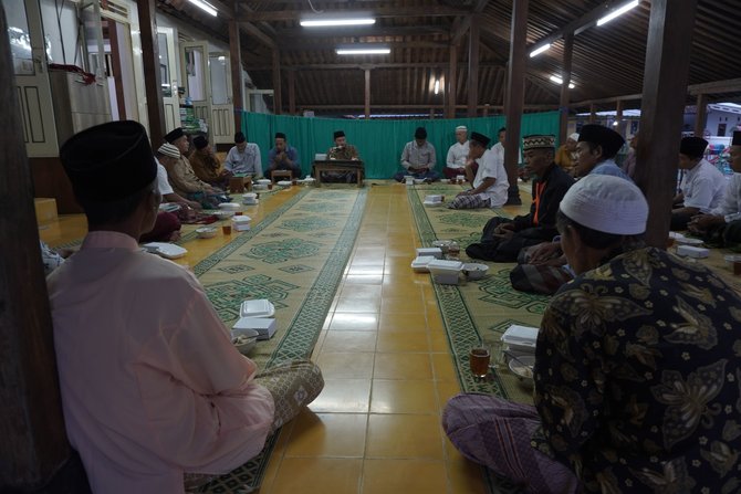 potret suasana ramadan di masjid pathok negoro plosokuning