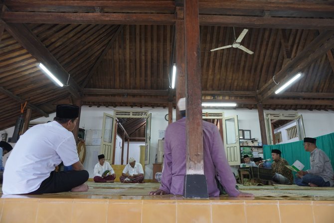 potret suasana ramadan di masjid pathok negoro plosokuning
