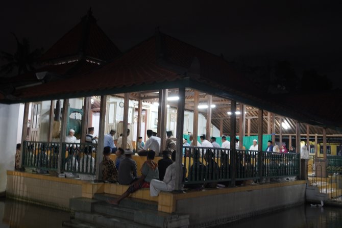 potret suasana ramadan di masjid pathok negoro plosokuning