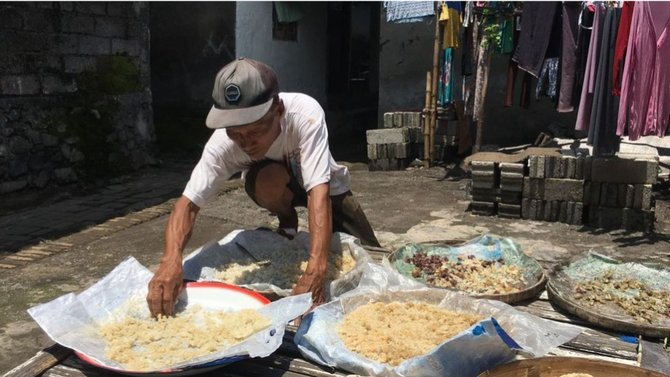 guru mengaji di bali tak mau dibayar lebih pilih makan nasi aking