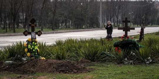 Potret Kuburan Warga Sipil Ukraina di Pinggir Jalan Kota Mariupol