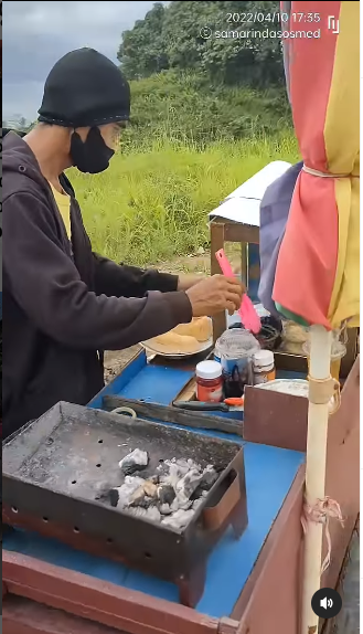 pria ini jualan roti bakar sambil gendong anak