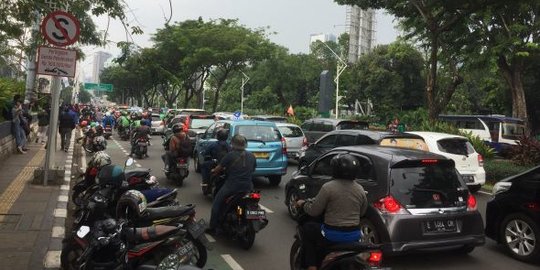Ada Demo 11 April, Lalu Lintas Jalan Gerbang Pemuda ke DPR Macet Total