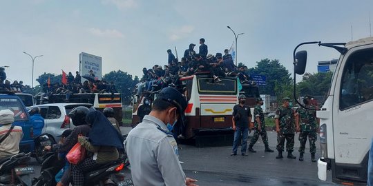 Demo 11 April, Mahasiswa Blokade Gerbang Tol Ciracas Jaktim