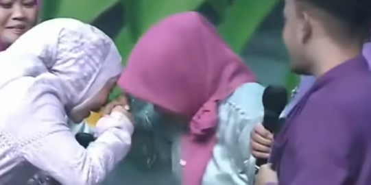 Lesty Kejora Cium Tangan Ibu Ini di Acara Festival Ramadan, Ini Sosoknya