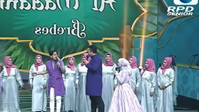 lesty kejora mencium tangan ibu ibu peserta festival ramadan