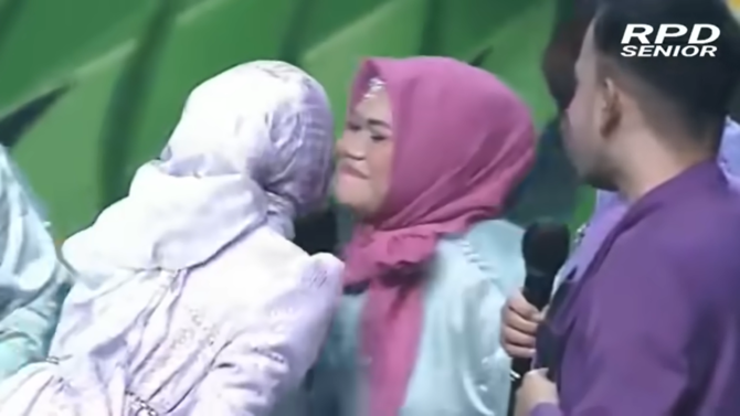 lesty kejora mencium tangan ibu ibu peserta festival ramadan