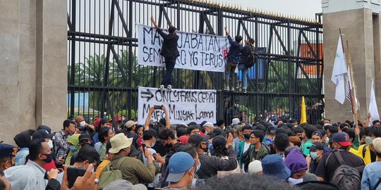 Demo 11 April Tanpa Kawat Berduri dan Pasukan Huru-Hara di Gedung DPR