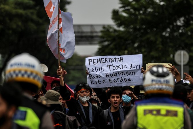 Demo 11 April Tanpa Kawat Berduri Dan Pasukan Huru-Hara Di Gedung DPR ...