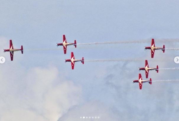 manuver pesawat tni au di langit jogja