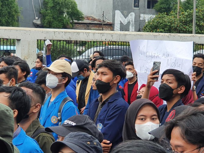 mahasiswa saat demo di depan dpr