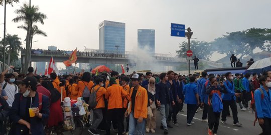 Dibubarkan Polisi dari DPR, Pendemo 11 April Padati Tol Dalam Kota
