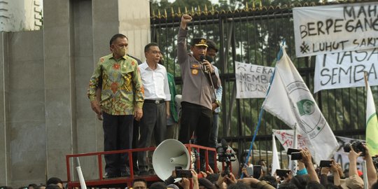 Momen Pimpinan DPR dan Kapolri Temui Massa Mahasiswa